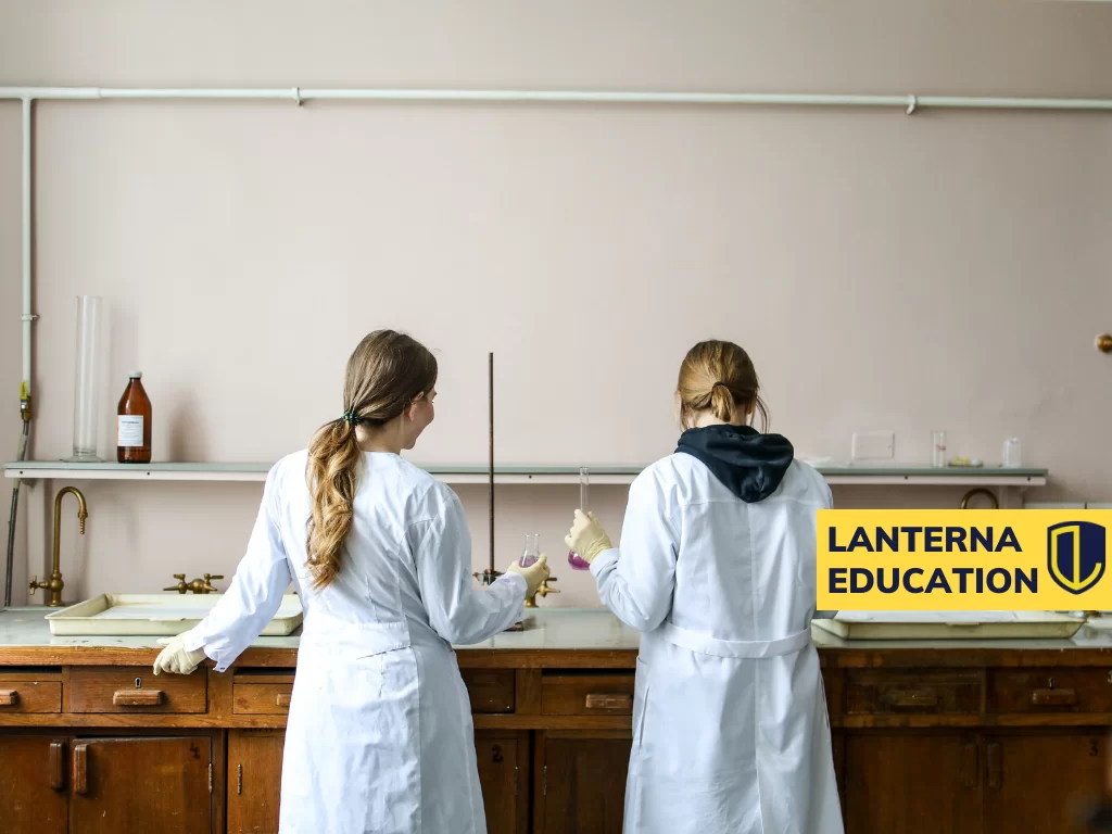 2 IGCSE students doing science - Lanterna Education